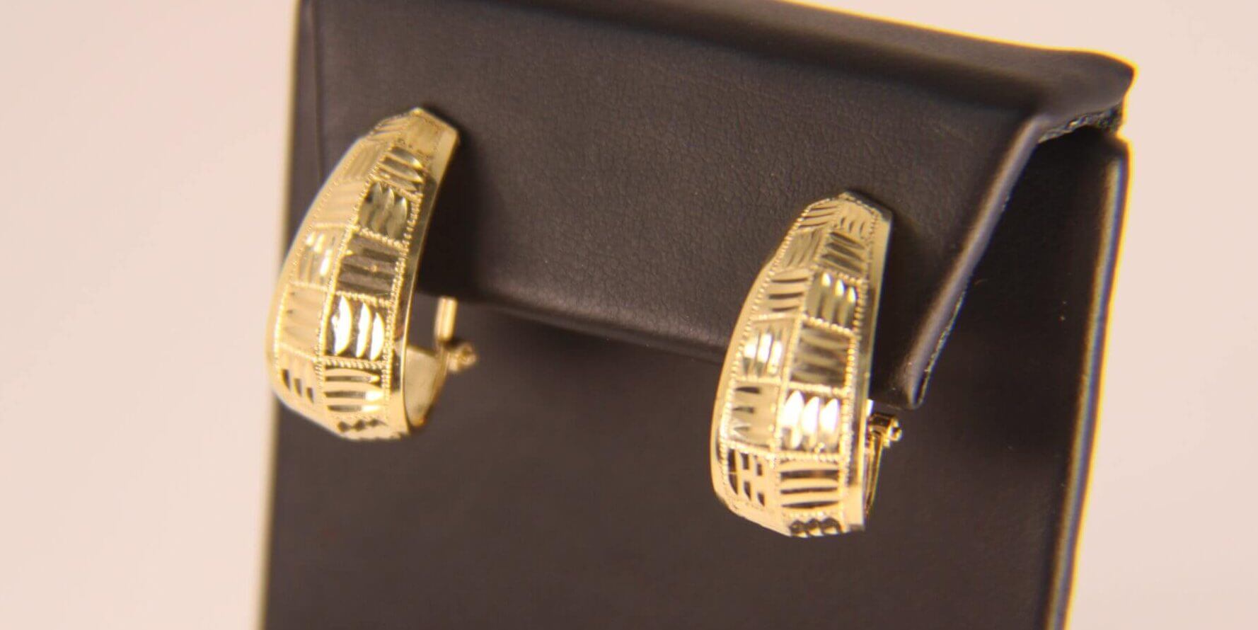 240 10004 Lever Back Gold Earrings