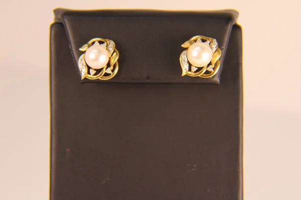 209 10028 Pearl And Dia Y Earrings