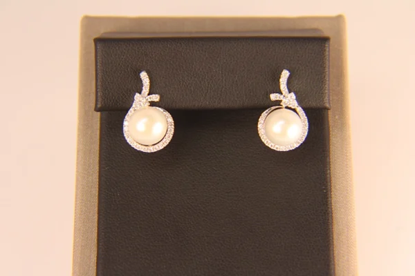 230 10022 Pearl Earrings W Dia Halo