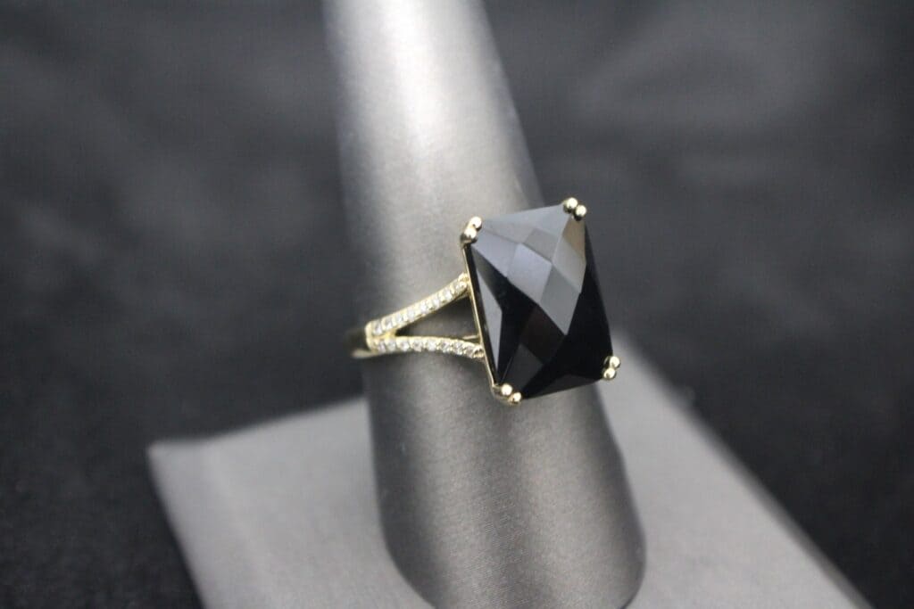 10KY Onyx & Diamond Split Shank Ring